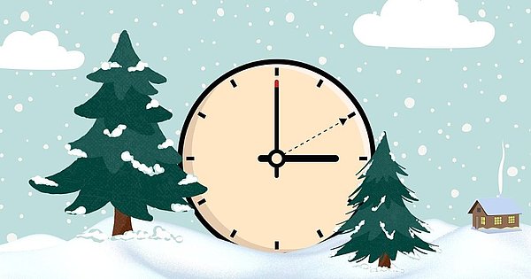 Eine illustrierte Winterlandschaft mit zwei Tannenbäumen und einer kleinen Hütte im Hintergrund. Es schneit. In der Bildmitte ist eine große Uhr, sie zeigt drei Uhr an. Auf dem Zifferblatt ist ein Pfeil, der auf die zwei zeigt.